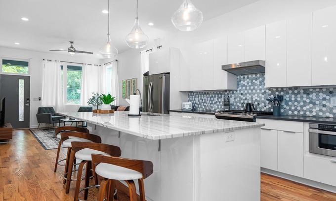 Summerhill House | Spacious ATL Escape, Prime Area Near Everything! 2 King Beds. Walkable & Central