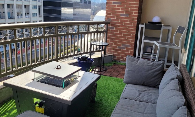 Midtown Apartment | Spacious Atlantic Station Lof5. 15 min from the Battery! w/city views