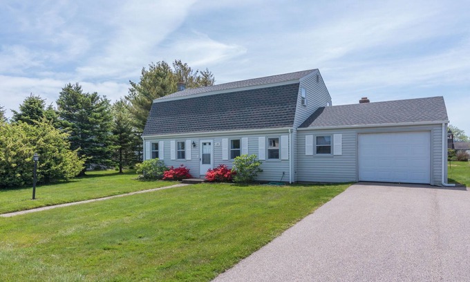 Eastward Look House | Spacious backyard, recently renovated & walking distance to Scarborough Beach!