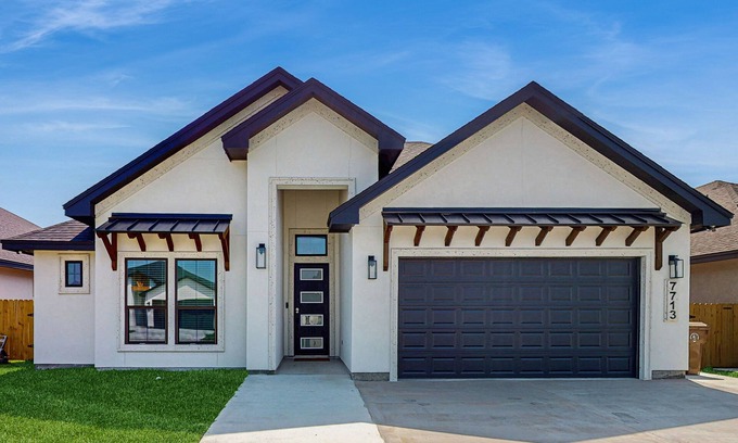 South Side House | Spacious beach house with full kitchen, patio & enclosed yard, near the Bay