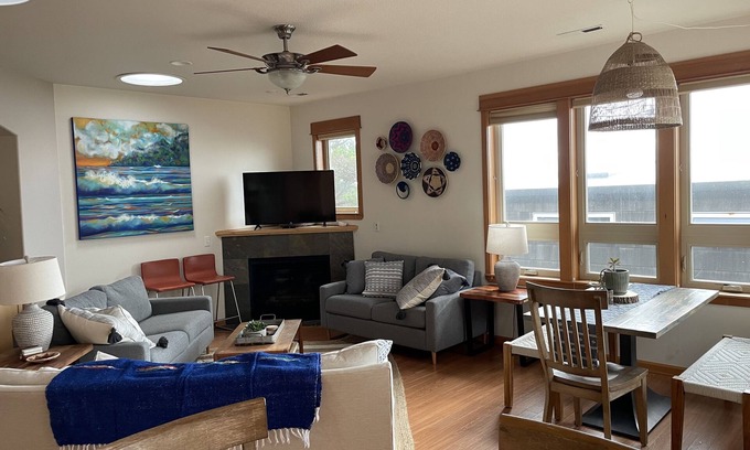 Manzanita House | Spacious Beach House - 30 seconds to sand