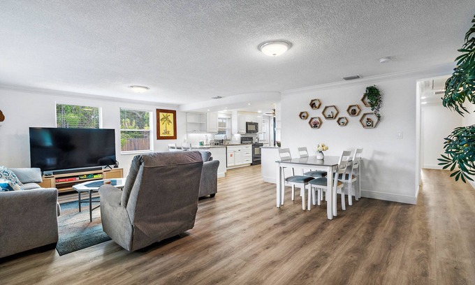 Anona House | Spacious Beach Retreat Near Clearwater & Indian Rocks