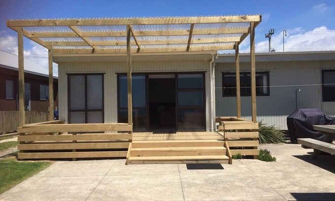 Pukehina House | Spacious Beachfront Family Bach with extra studio