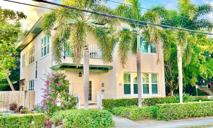 West Palm Beach Apartment | Spacious beautiful 2nd floor of historic home, walk/bike to downtown, Palm Beach