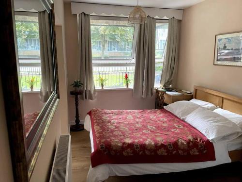 Highbury Apartment | Spacious Bedroom Apartment near Tube