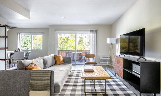 Beverly Grove Apartment | Spacious Beverly Hills 1BR near Beverly Center, by Blueground