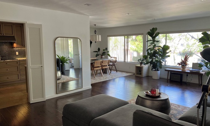Beverly Hills Apartment | Spacious Beverly Hills condo with a nice view