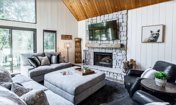 Blue Jay House | SPACIOUS BLUE JAY CABIN WITH VAULTED CEILINGS!