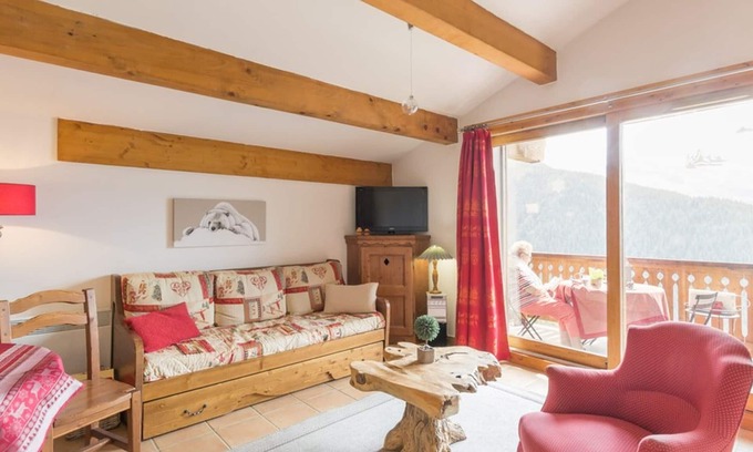 Les Eucherts Apartment | Spacious & Bright Apartment · Ski-in/Ski-out · Covered Parking
