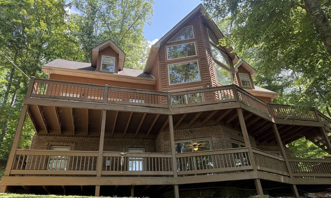 Sloans Valley House | Spacious & Bright Lake Cabin - pet friendly, 8 beds, boat ramp, WiFi