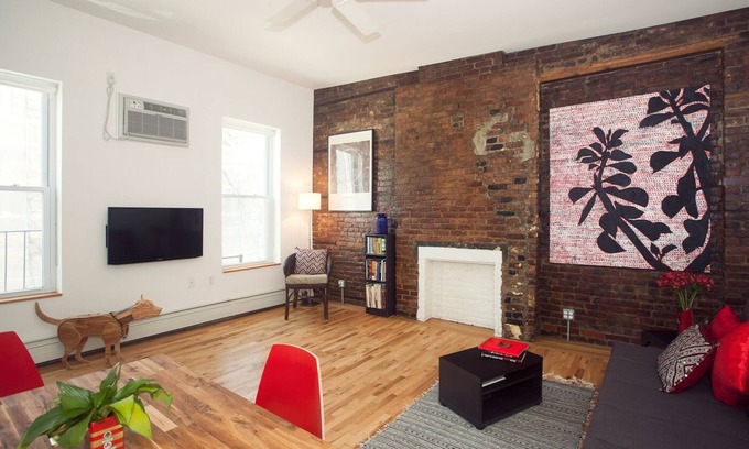 Hunters Point Apartment | Spacious, Bright Artist Loft:Clean/WiFI/free prking/washr/dryr