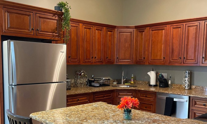 Metro Center House | Spacious brownstone in historic Downtown