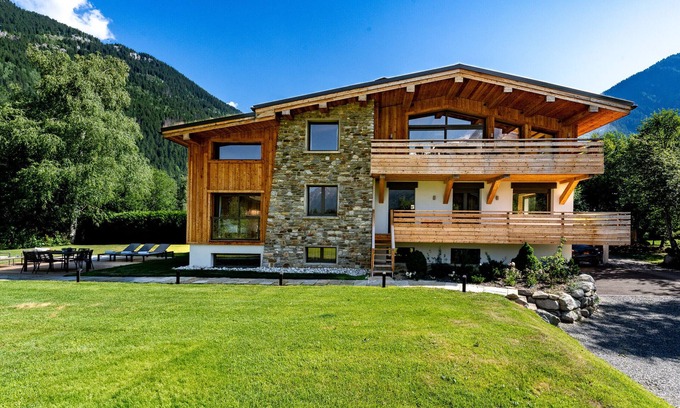 Les Praz-de-Chamonix Ski Chalet | Spacious chalet + clean & breakfast services daily