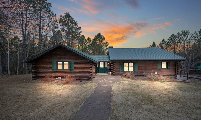 Lutsen Cabin | Spacious cabin 7 min from Lutsen Mountain ski hill & cross country ski trails