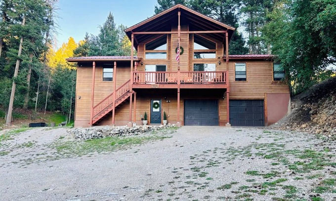 Bear Park Cabin | Spacious Cabin–Forest Vibes, Golf Nearby, ATV Trailer Parking, Dogs OK