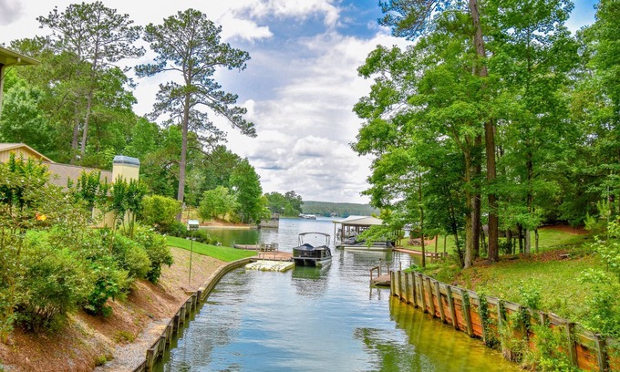 Alexander City House | Spacious Cabin on Lake Martin!