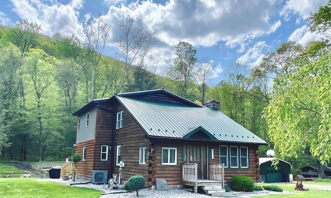 Saxton House | Spacious Cabin Retreat - EZ Boat Parking & Dog Friendly !