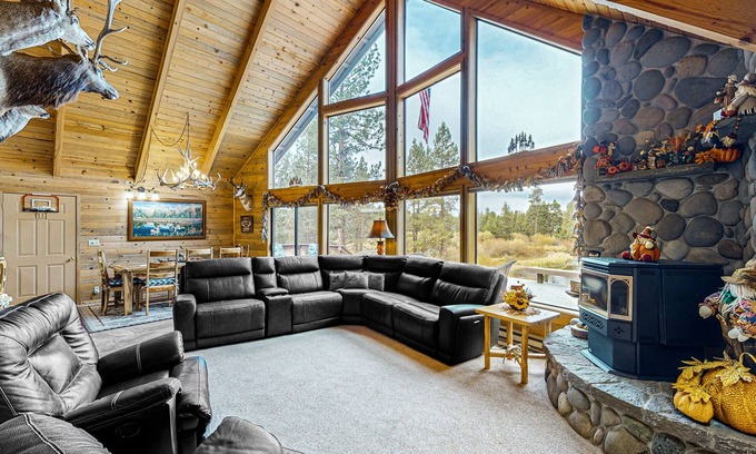 La Pine House | Spacious cabin with bunk house, game room, river view, patio, and fire pit