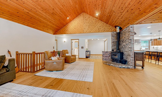 Cle Elum House | Spacious cabin with mountain views, saltwater hot tub, wood stove, & pool table