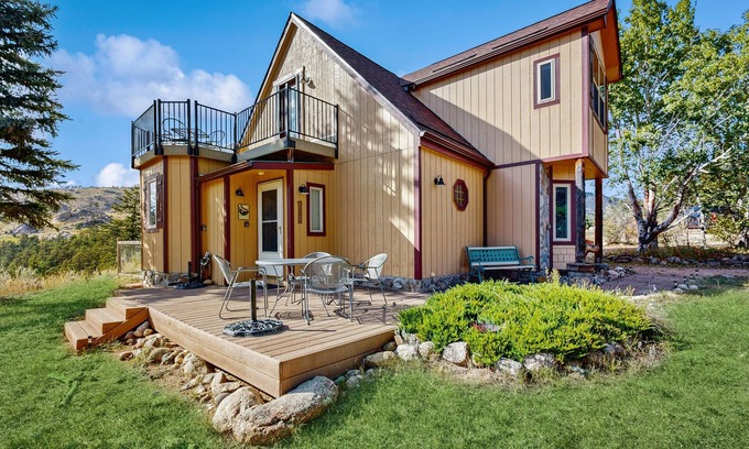 Drake House | Spacious cabin with stunning views, wifi, fully stocked kitchen & W/D