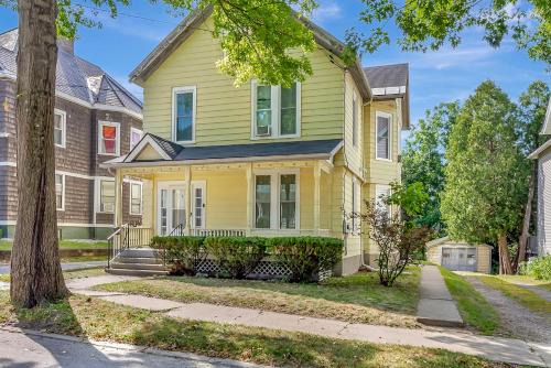 East Haven Rutland County House | Spacious Central 4BR, Ski & Bike