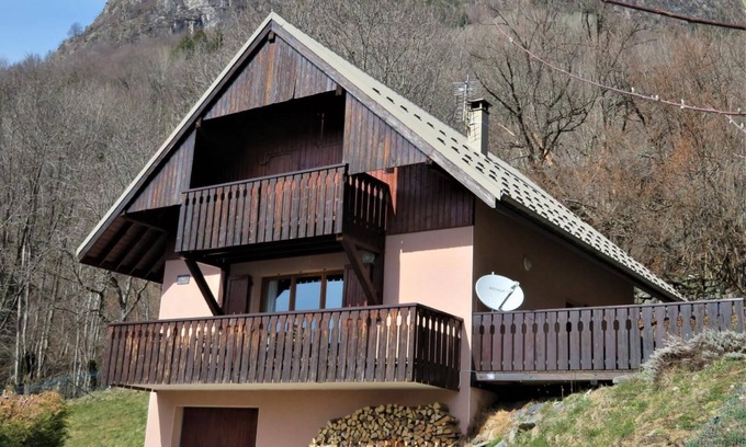 Vaujany Ski Chalet | Spacious Chalet, peaceful location, easy access to ski lifts & amenities!