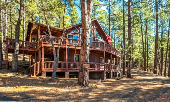 Munds Park House | Spacious Chalet w/two decks, fire pit, hammock - close to Lake, hiking, golf