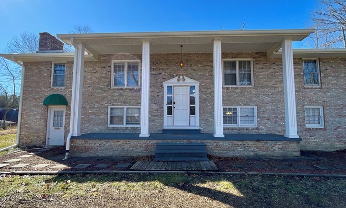 Bloomingdale House | Spacious, Charming & Serene Family Haven ~ Parking