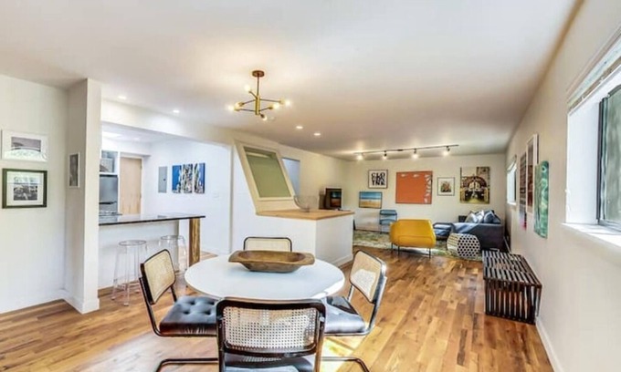 Evanston Apartment | Spacious, Chic 2 Bedroom Apartment in Evanston