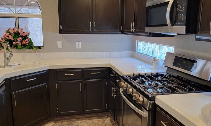 Whitney Ranch House | Spacious, chic 5 BR 5 min from mall, casino, etc!