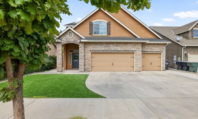 Visalia House | Spacious clean home Near Sequoia National Park