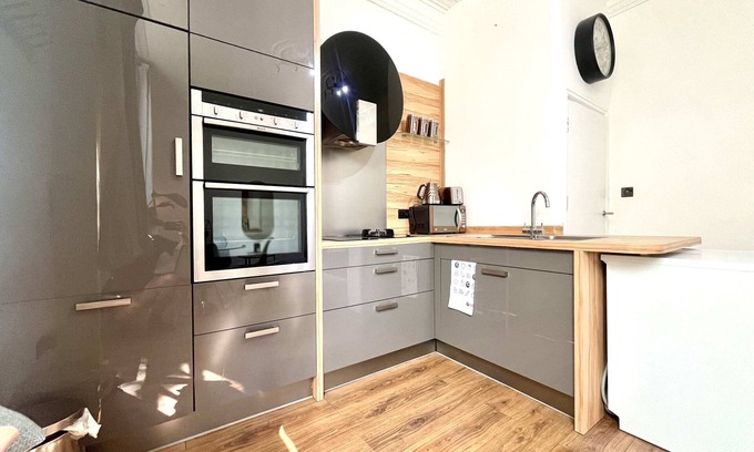 Camden Town with Primrose Hill Apartment | Spacious Comfort in Heart of Camden