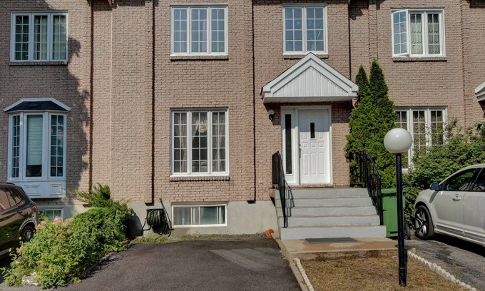 Montreal House | Spacious comfortable home close to highway and airport