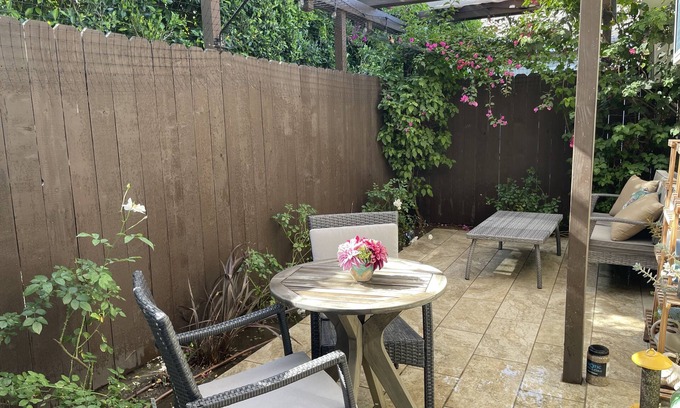 Sherman Oaks House | Spacious, comfy one bedroom guest house