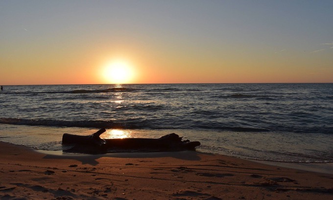 Lake Michigan Beach Condo | Spacious Condo, Family friendly, Walk to Private Beach