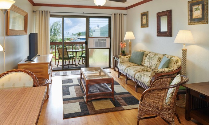 Nawiliwili Condo | Spacious Condo Suite w/ Full Kitchen, Grill, & In-Room Washer & Dryer
