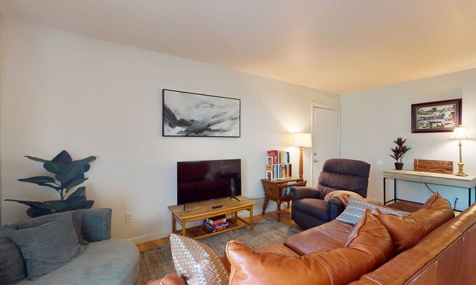 Clemson Condo | Spacious condo-walking distance to college campuses/stadiums, & downtown