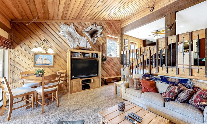 Lakeshore Condo | Spacious Condo with Pool & Hot Tub - Close to Huntington Lake & China Peak