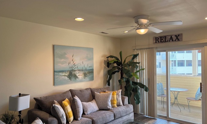 Rehoboth Beach Condo | Spacious Condo with Pool Near Beach- New Floors and Furniture!
