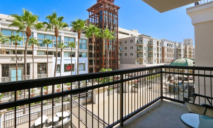 Downtown Apartment | Spacious Corner suite with hardwood floors & private balcony @Americana!