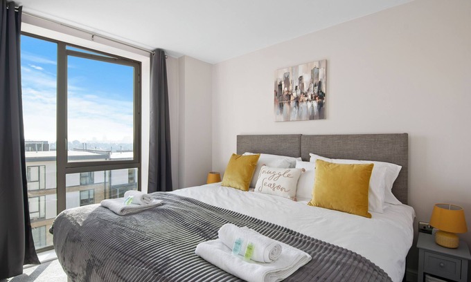 Whittington Apartment | ✪ Spacious Cosy ✪ Netflix ✪ Parking ✪ Colindale St