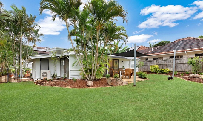 Sherwood Cottage | Spacious cottage with large fenced yard. Private access / pets welcome / air con