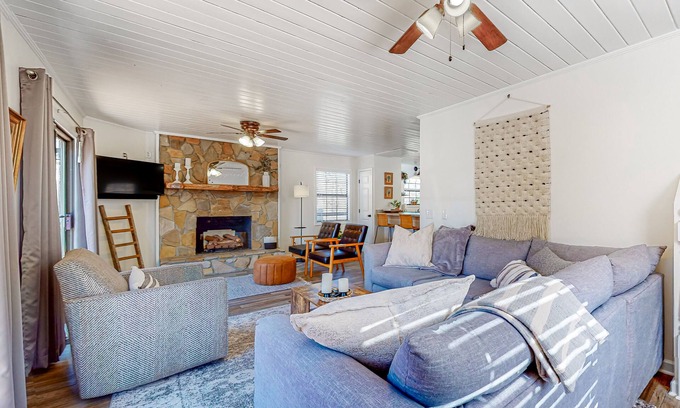 Blairsville House | Spacious creekside home with deck, firepit, grill, water views, & washer/dryer
