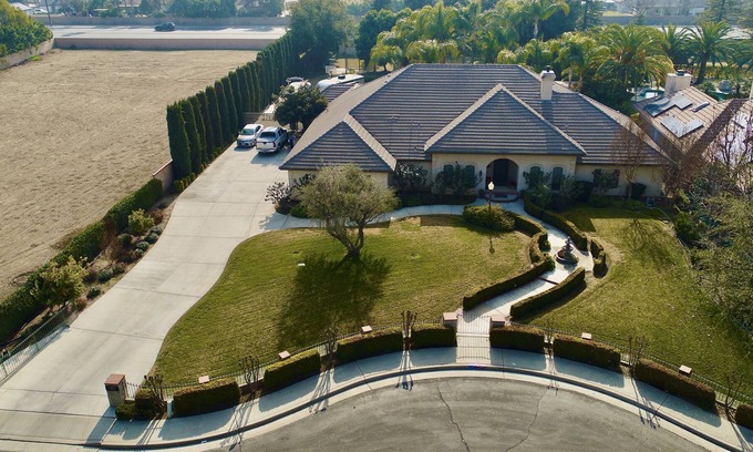 Rosedale House | Spacious Custom 4 BR King Beds with Swimming Pool, Outdoor Kitchen and Fire Pits