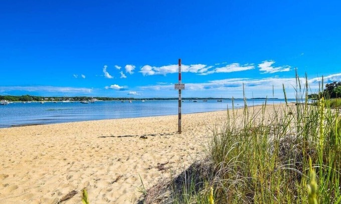 North Chatham House | Spacious Deck, Large Yard & Dogs Welcome!