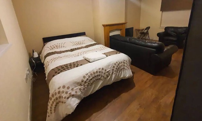 Birch House | Spacious Double Bedroom Manchester