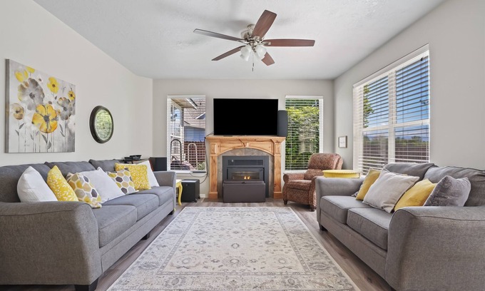 Eagle House | Spacious Downtown Eagle Retreat Perfect for Groups
