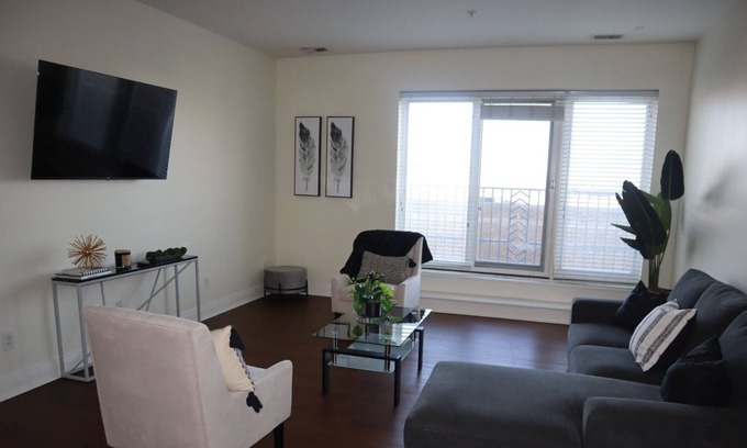 Market East District Apartment | Spacious downtown Indy Apt.2Rm Free Parking