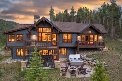 Corkscrew Flats House | Spacious Elegance, 5 en-suites, hiking trail to town, packed with amenities!