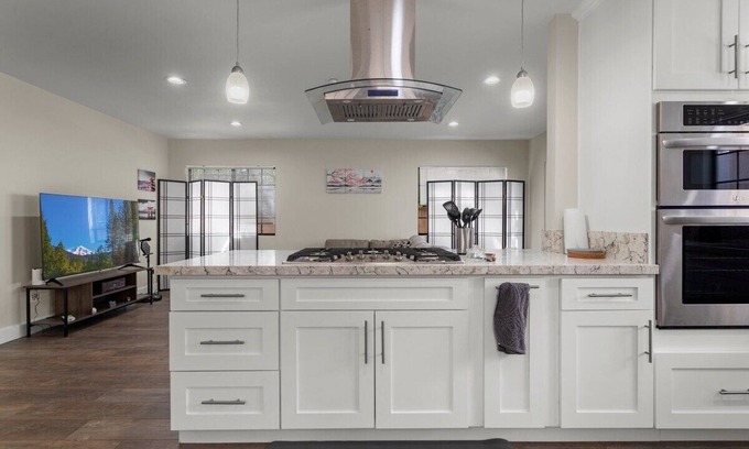 Burbank House | Spacious Elegance in the Hills